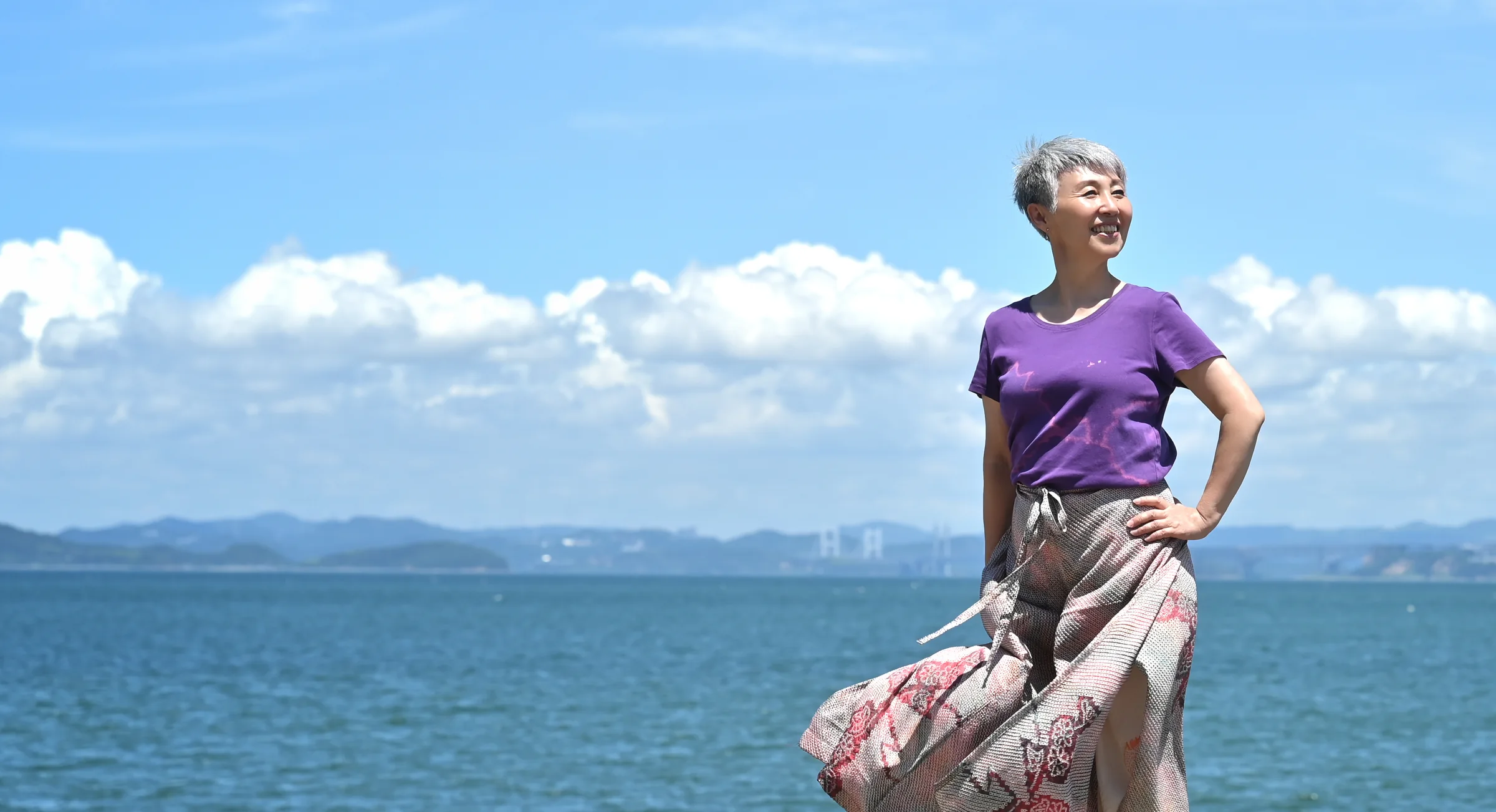 海辺で着物から生まれたスカートを楽しむ女性