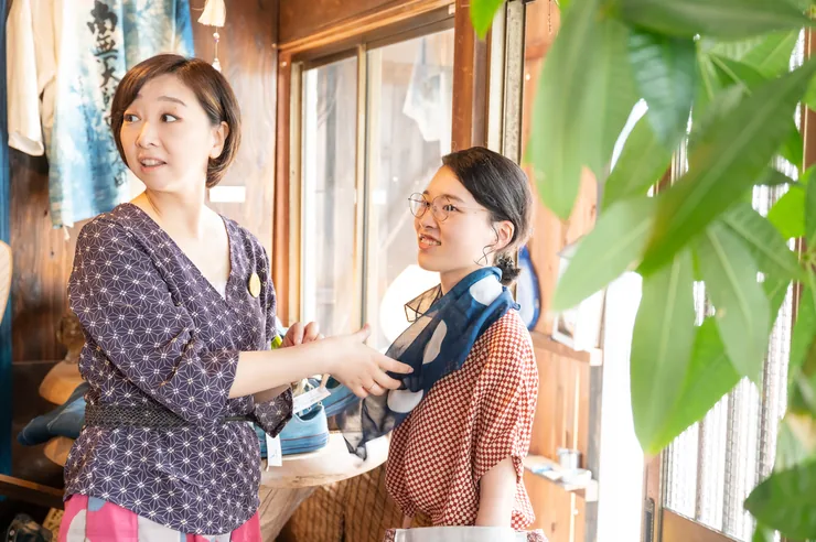和工房AZあずの着物服を手に取る様子