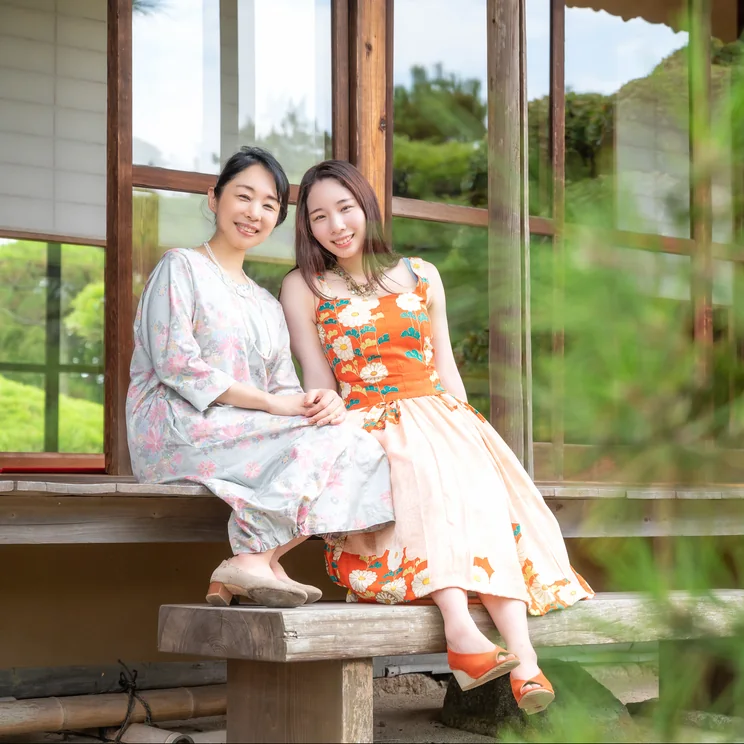 縁側でくつろぐ二人の女性